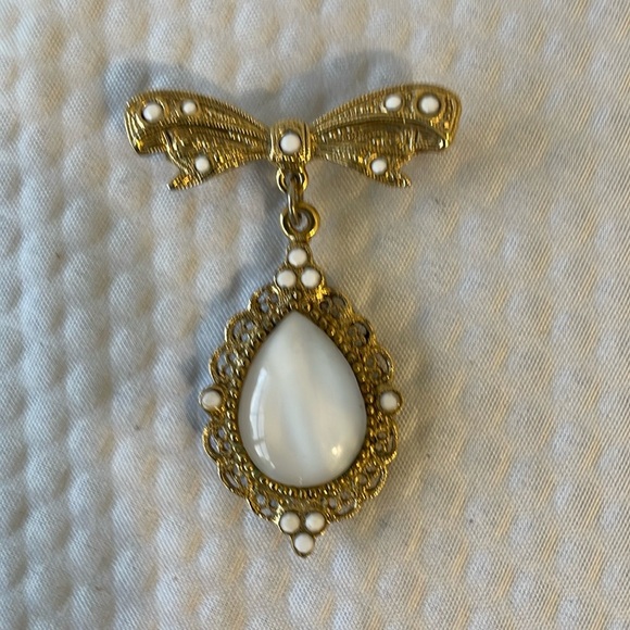 Vintage Gold Tone Oval Dangle Brooch with center white glass stone. 1.75. x 1.25 - Picture 1 of 6